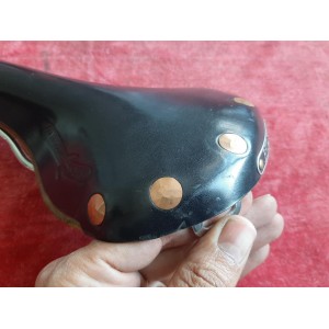 Vue de dessous du châssis en acier selle ancienne