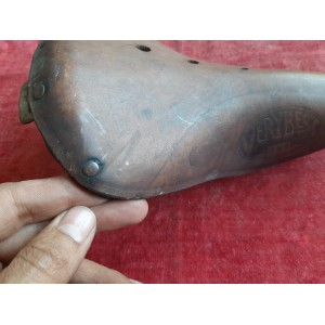 Detalle cuero sillín VERYBEST 24A para bicicleta de turismo