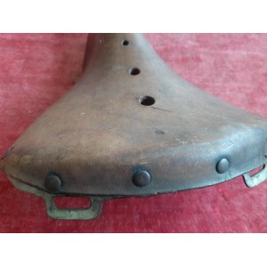 Markenschild VERYBEST auf Leder