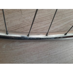 Détail du moyeu et de l'entraxe arrière de 124mm sur roue Rigida