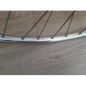 Vue rapprochée de la jante acier Rigida 650A présentant des piqures de rouille légères