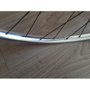 Radiado y tensión de la rueda delantera de época 650B