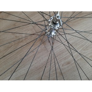 Inspeção visual da jante AVA 650B para bicicleta de turismo