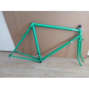 Vista lateral del cuadro de acero ROUTENS 57x56.5cm para bicicleta de turismo