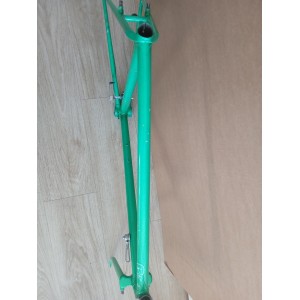 Pormenor das uniões dos tubos de aço brasados à mão