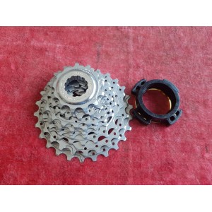 Vista frontal cassette Campagnolo de 8 velocidades en acero para bicicleta clásica