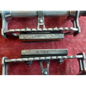 Pedal Lyotard 460D – detalle del engrasador lateral y cuerpo de duraluminio