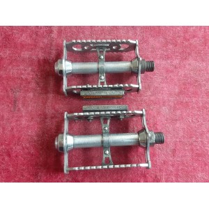 Par de pedales Lyotard 460D – vista frontal y rosca 14x1.25