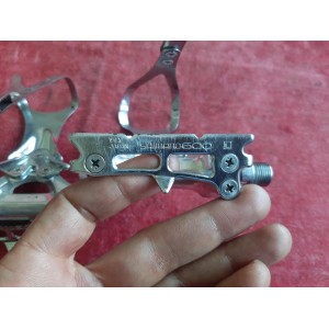 Detalle del plato Shimano Dura Ace 52 dientes y brazo de biela