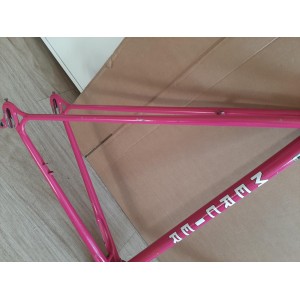 Zoom sur la tête de fourche du vélo ancien Mercier