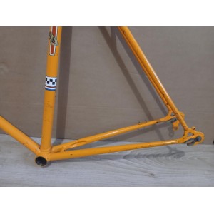 Patte arrière droite écartement 122,3 mm Peugeot PR10