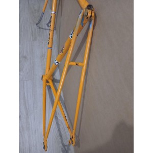 Détail de la tête de fourche et cuvette de direction