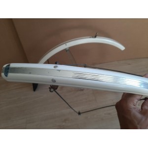 Pormenor da fixação ao quadro em plástico injetado