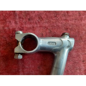 Vue latérale potence PIVO 65 mm sur fond neutre