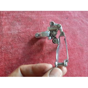 Vue latérale du mécanisme en acier du dérailleur avant Arabesque