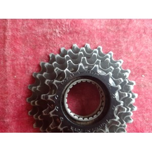 Pignon 26 dents MAILLARD 1977 acier vue rapprochée