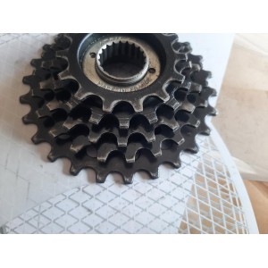 Roue libre ATOM 66 acier vue de trois quarts