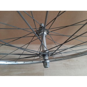 Detalhe do aro RIGIDA 700c com sinal de oxidação para bicicleta de turismo