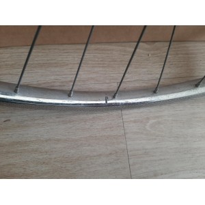 Roda dianteira RIGIDA 700c para bicicleta de turismo clássica, pormenor do cubo