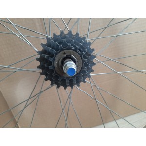 Pormenor do aro 650B da roda para bicicleta de turismo clássica