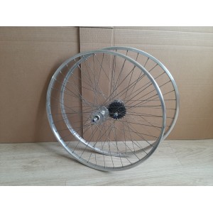 Pormenor do pneu montado na roda SUPER CHAMPION 650B
