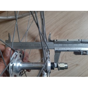 SUPER CHAMPION 650B wheel hub flanges and spoke holes detail