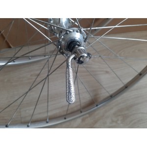 Detalhe do aro Mavic MA2 em alumínio 622mm montagem pneu de tringle