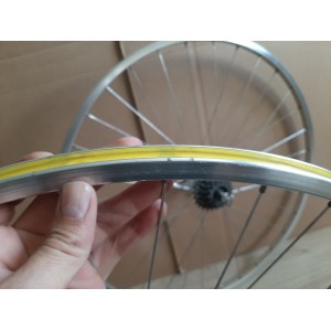 Mavic MA2 700C clincher wheelset spokes lacing view