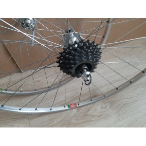 Detalhe do perfil do aro Mavic MA2 700C em alumínio
