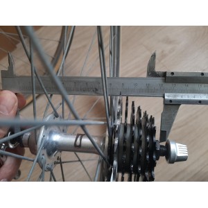 SHIMANO 105 Gold Arrow hub detail MAVIC MA2 700c wheel