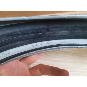 Neumático HUTCHINSON 650x32 B NOS detalle de la banda de rodadura