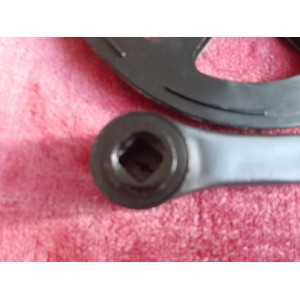 Pedaleiro monoplato visto de frente, peça usada sem oxidação