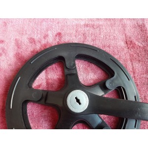 Single chainring crankset 9/16 thread close-up