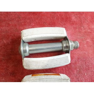 Detalle de la rosca M14×1.25 del pedal WECO NOS