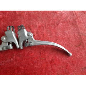 Vue de profil du levier de frein ancien pour vélo randonneur femme
