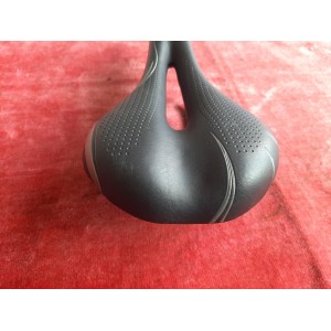 Selle vélo de ville synthétique, dessous et rails