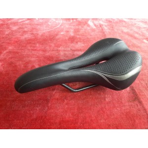 Selle vélo de ville en bon état, gros plan sur l'assise