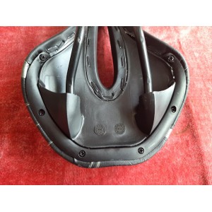 Selle de ville d'occasion, vue de dessous et fixation
