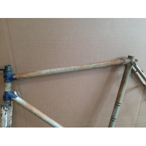 Cadre PEUGEOT ancien, zone d'oxydation visible sur le tube