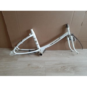Cadre vélo ancien PEUGEOT NS 500A détail boîtier de pédalier