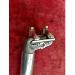 Detalle del acabado anodizado de la tija Campagnolo 27 mm
