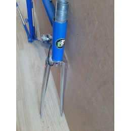 Seat tube height verification showing 52cm sizing