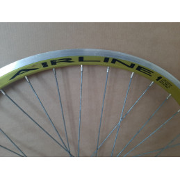 Hub detail showing 100.8mm axle spacing on Vuelta wheel