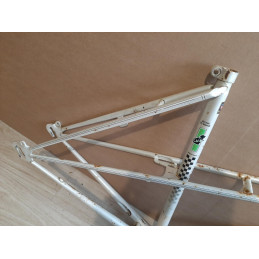 Détail de l'état de la peinture à refaire sur tube supérieur