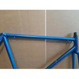 Zoom sur la douille de direction et les raccords de tubes vintage
