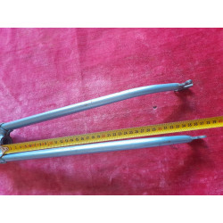 Lateral view of the left fork blade profile