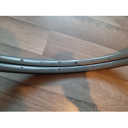Par de aros Mavic MA40 – empilhados em superfície plana