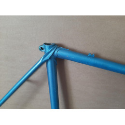 Détails de brasure artisanale et raccords de direction en acier