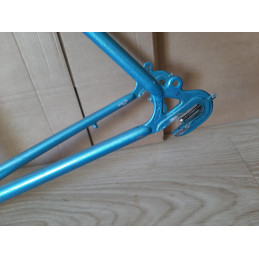 Détail de la fente de serrage de tige de selle et raccord