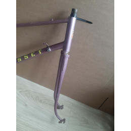 Detalhe da testa do quadro e uniões de metalurgia artesanal Busset